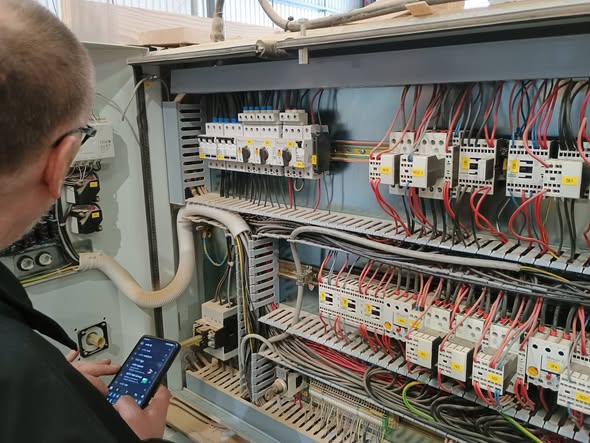 Electrical cabinet and machinery controls during Harvtec fault-finding work